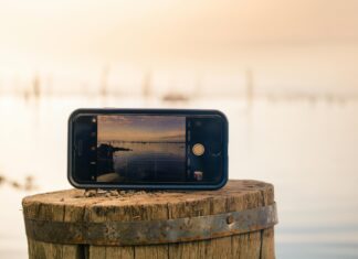 A Guide To Perfect Holiday Photos With Your Phone: Real Tips From A Mom & Photographer